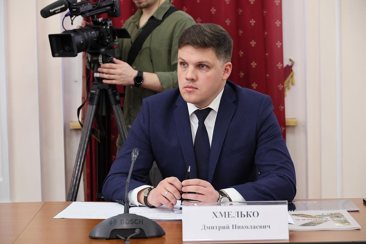 Вениамин Кондратьев встретился с руководством компании-производителя «умной» городской мебели