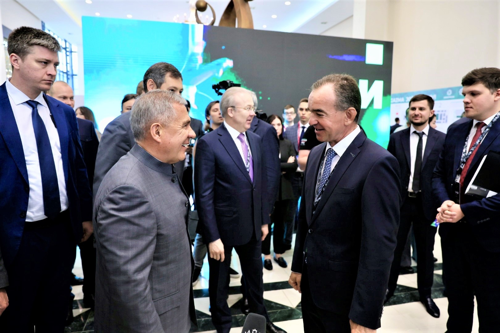 Заместитель Председателя Правительства РФ - Министр промышленности и торговли РФ Денис Мантуров и вице-премьер Узбекистана Жамшид Ходжаев посетили стенд Краснодарского края