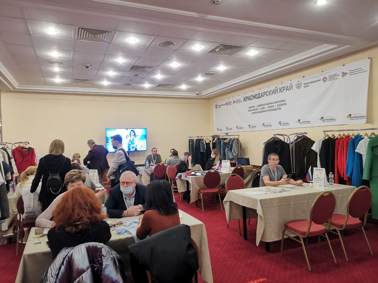 Швейные фабрики Кубани принимают заказы на пошив коллекции одежды в рамках международной выставки-платформы  BEE-TOGETHER