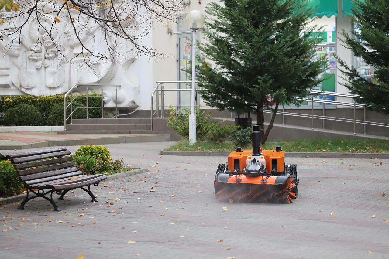 В Геленджике протестировали первого кубанского коммунального робота