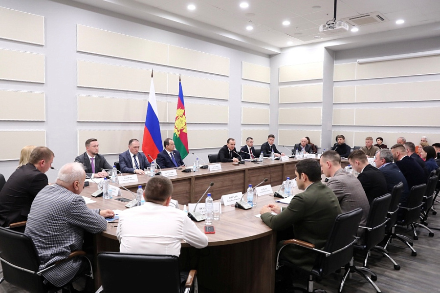 Вениамин Кондратьев пообщался с кубанскими производителями на международной выставке «UMIDS-2023»