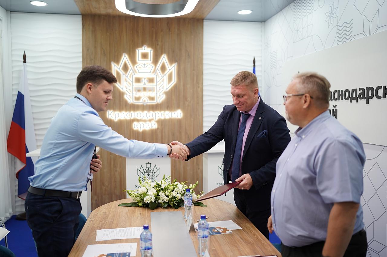 Участники экспозиции Кубани на выставке «Иннопром-2024» в Екатеринбурге заключили первые соглашения о поставках продукции