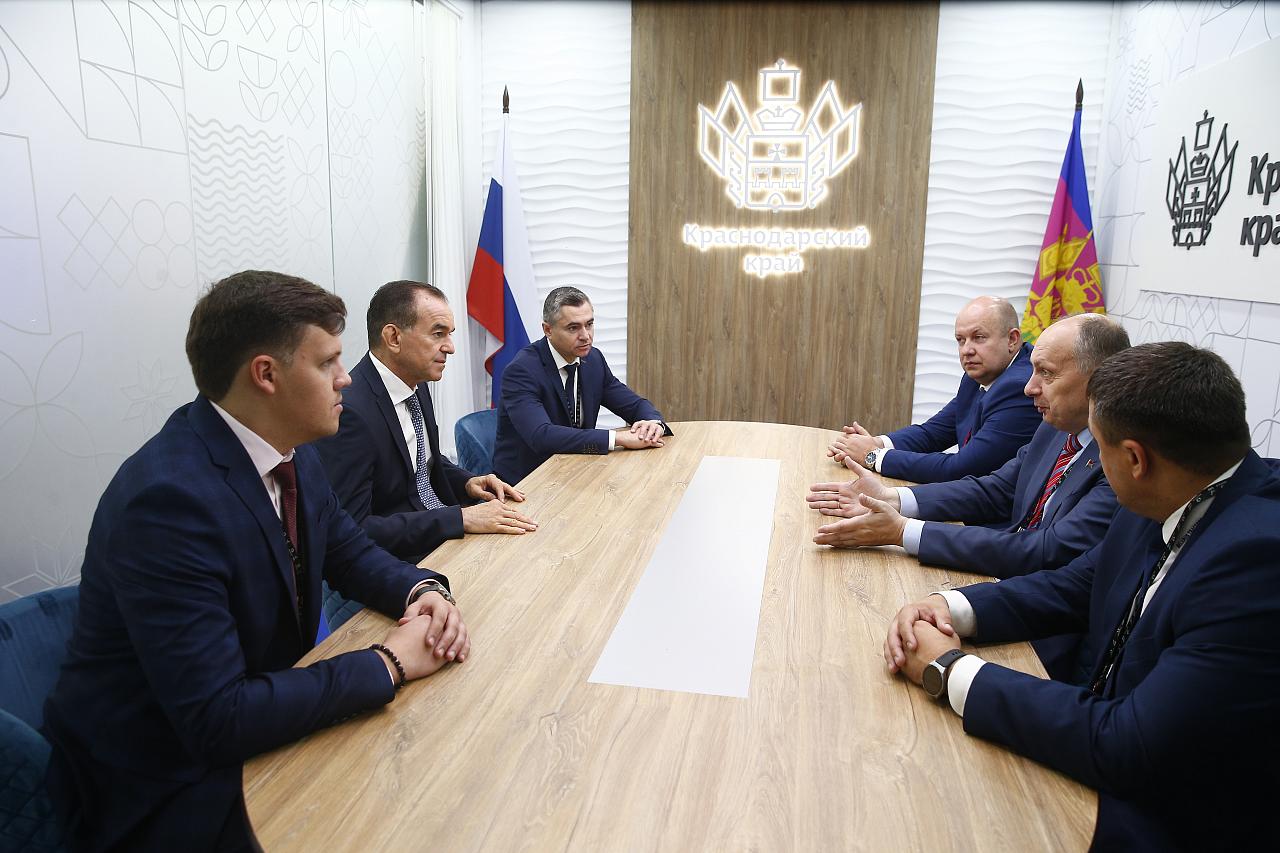 Губернатор Краснодарского края Вениамин Кондратьев и гендиректор Минского тракторного завода Виталий Вовк обсудили вопросы дальнейшего сотрудничества