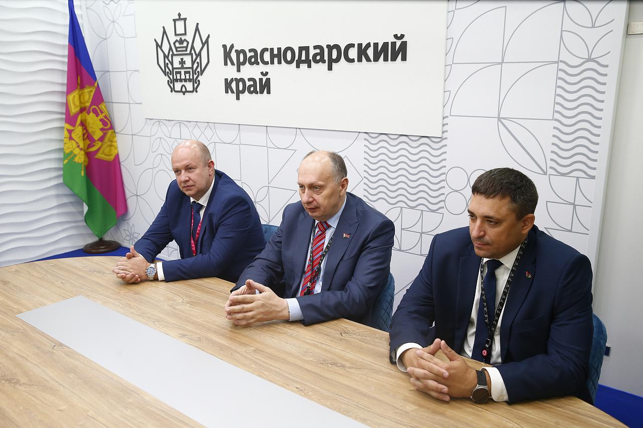 Губернатор Краснодарского края Вениамин Кондратьев и гендиректор Минского тракторного завода Виталий Вовк обсудили вопросы дальнейшего сотрудничества