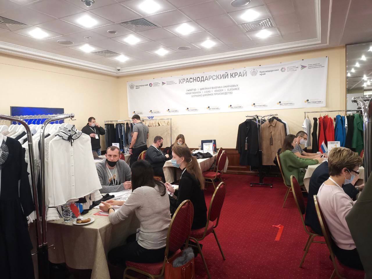 Швейные фабрики Кубани принимают заказы на пошив коллекции одежды в рамках международной выставки-платформы  BEE-TOGETHER