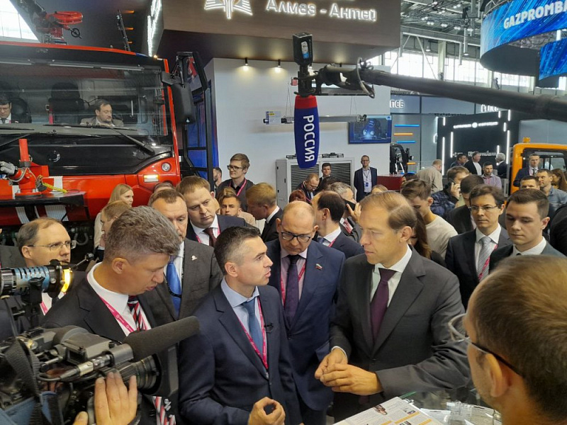 Стенд Кубани на выставке «Иннопром-2022» посетил глава Минпромторга РФ Денис Мантуров