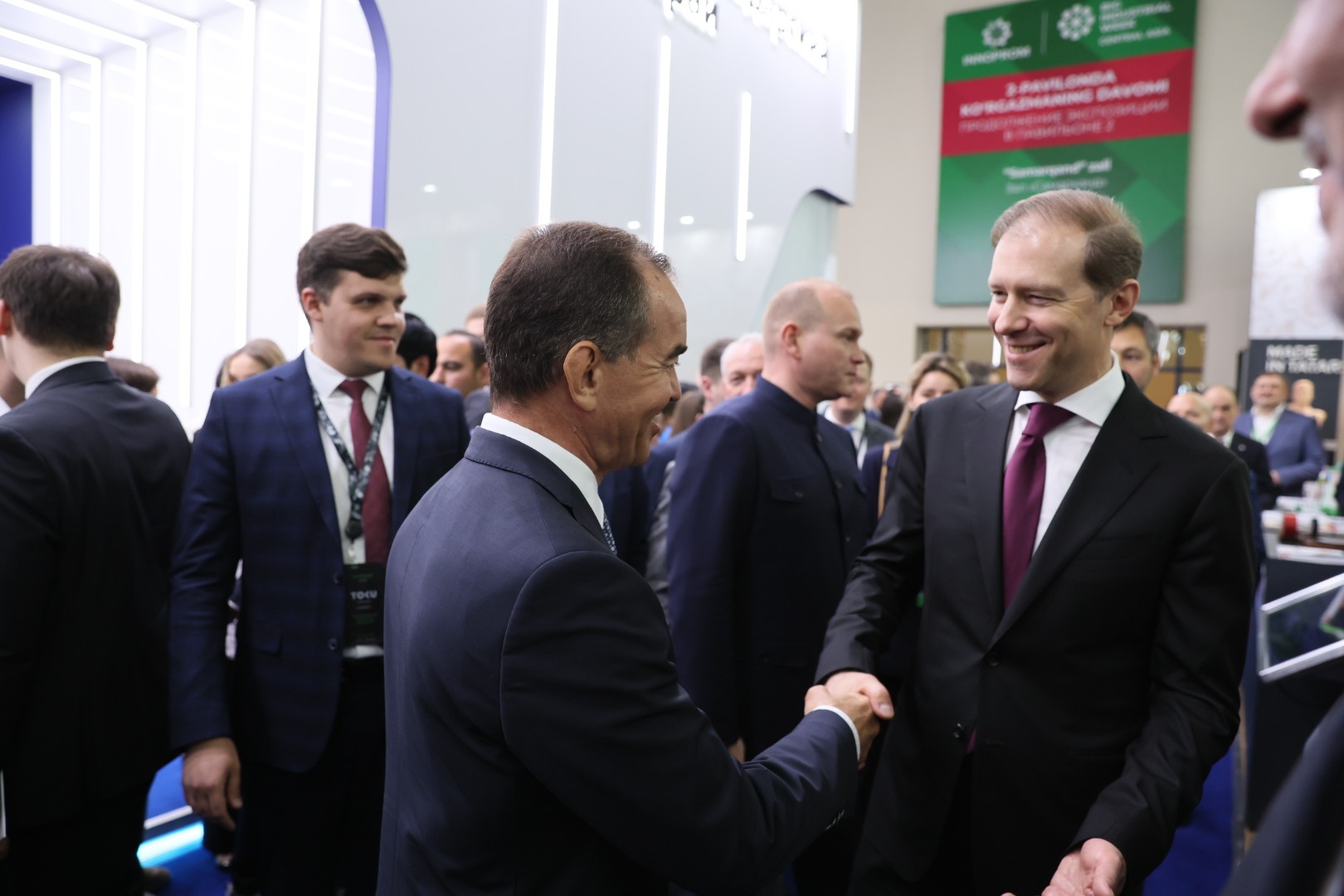 Заместитель Председателя Правительства РФ - Министр промышленности и торговли РФ Денис Мантуров и вице-премьер Узбекистана Жамшид Ходжаев посетили стенд Краснодарского края