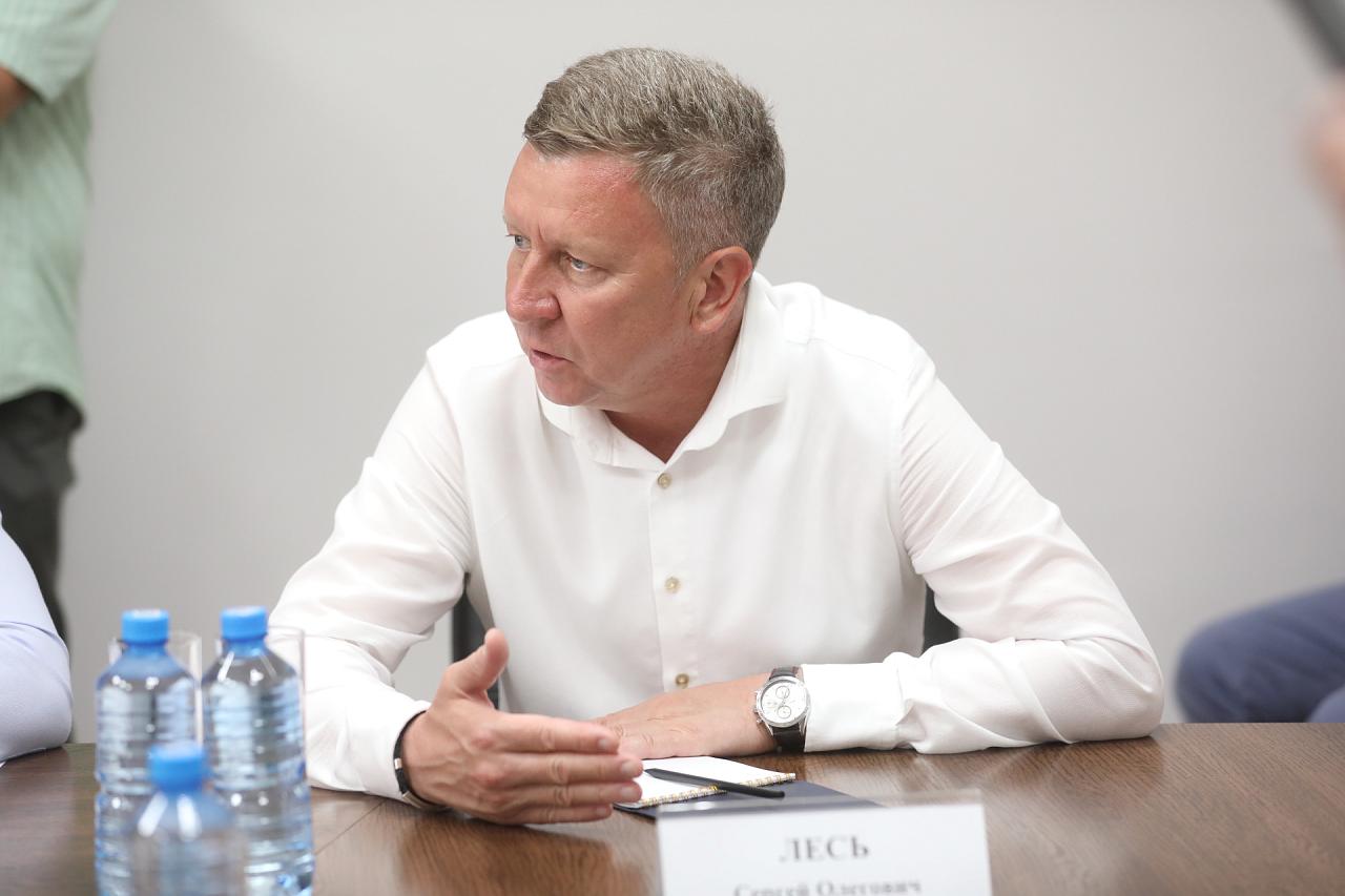 Вениамин Кондратьев посетил завод по производству лифтов в Крымске