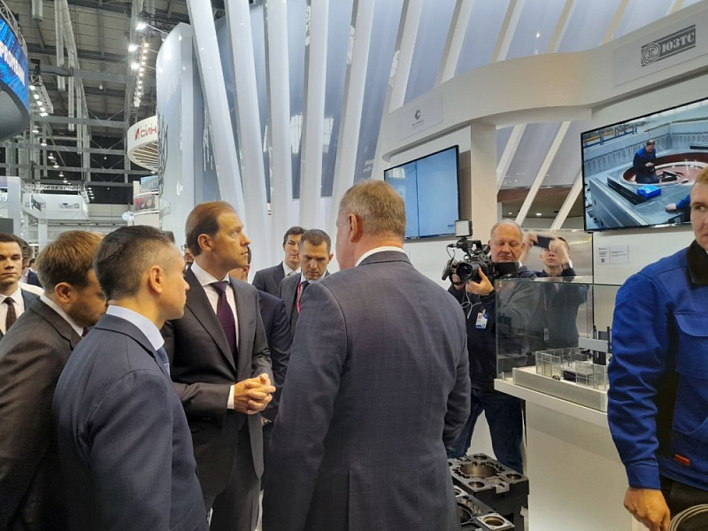 Стенд Кубани на выставке «Иннопром-2022» посетил глава Минпромторга РФ Денис Мантуров
