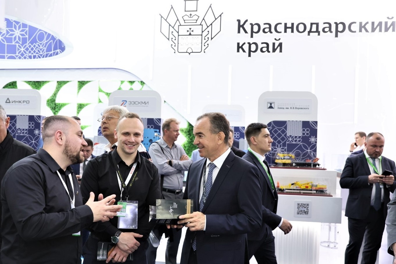 Заместитель Председателя Правительства РФ - Министр промышленности и торговли РФ Денис Мантуров и вице-премьер Узбекистана Жамшид Ходжаев посетили стенд Краснодарского края