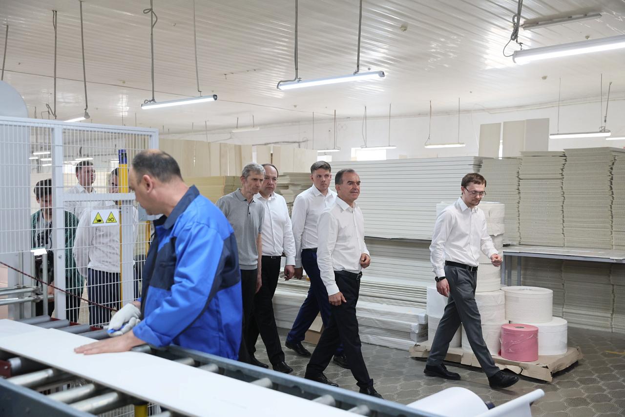Вениамин Кондратьев посетил предприятие по производству пластиковых панелей в станице Ленинградской