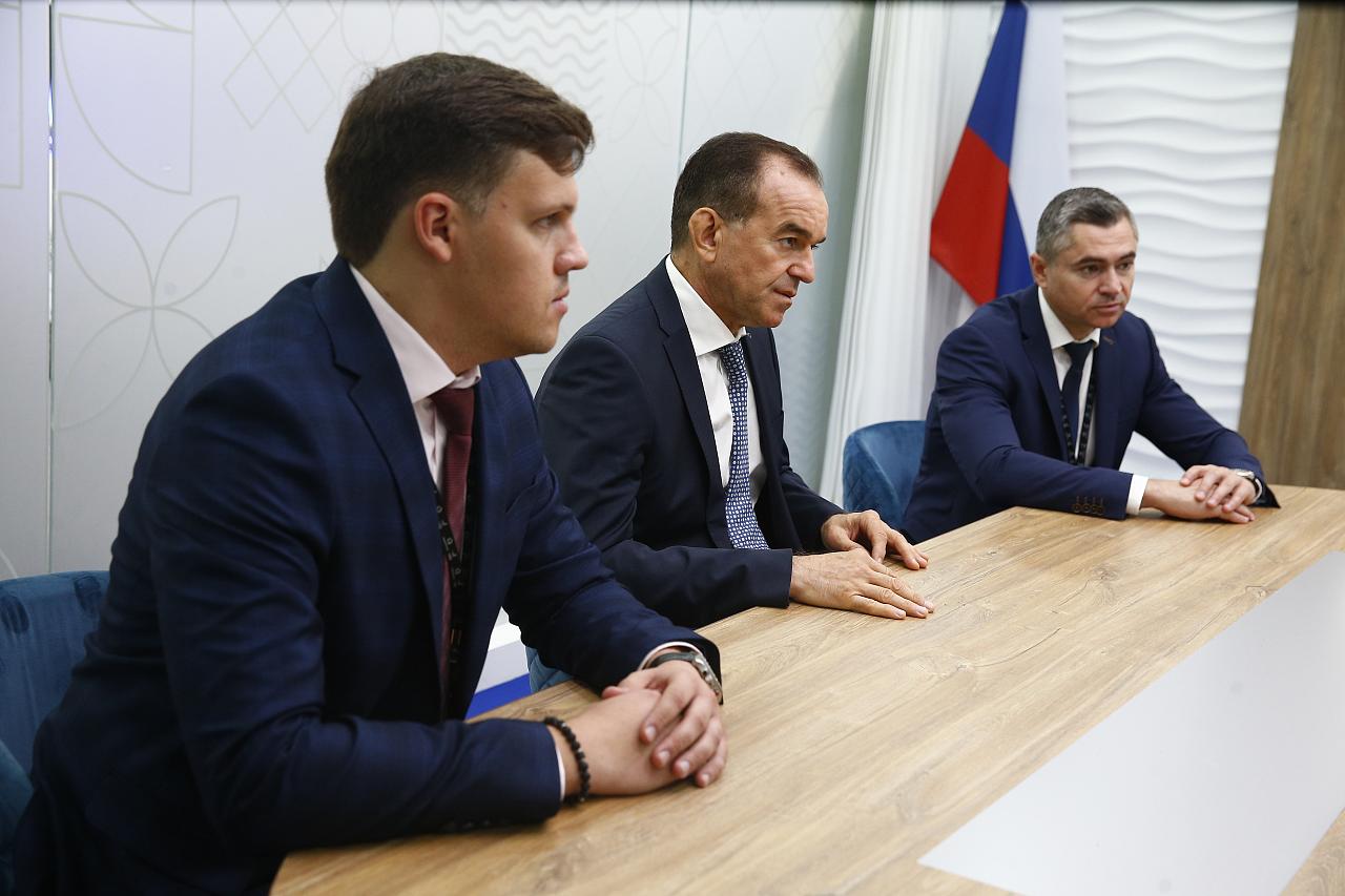 Губернатор Краснодарского края Вениамин Кондратьев и гендиректор Минского тракторного завода Виталий Вовк обсудили вопросы дальнейшего сотрудничества