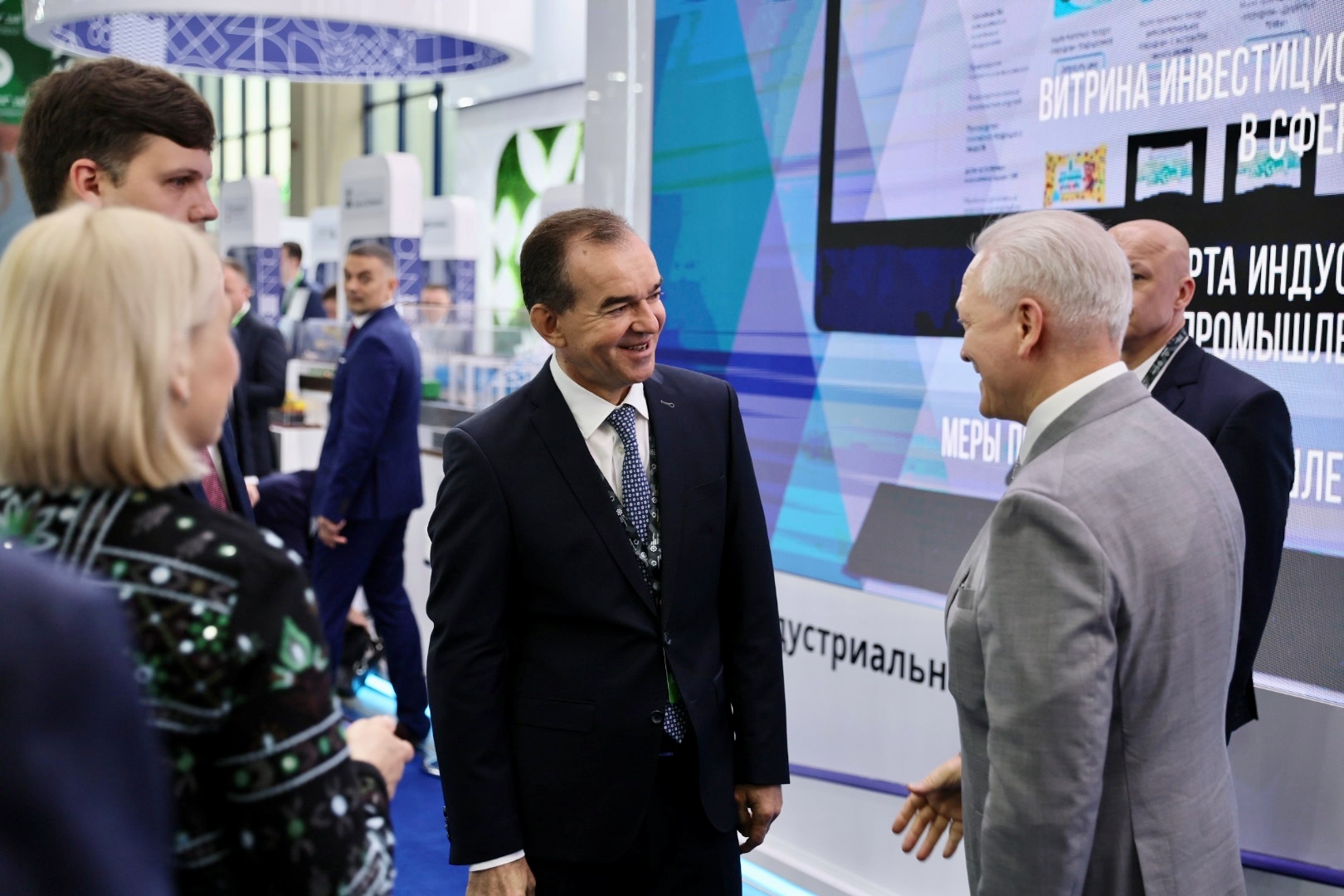 Заместитель Председателя Правительства РФ - Министр промышленности и торговли РФ Денис Мантуров и вице-премьер Узбекистана Жамшид Ходжаев посетили стенд Краснодарского края