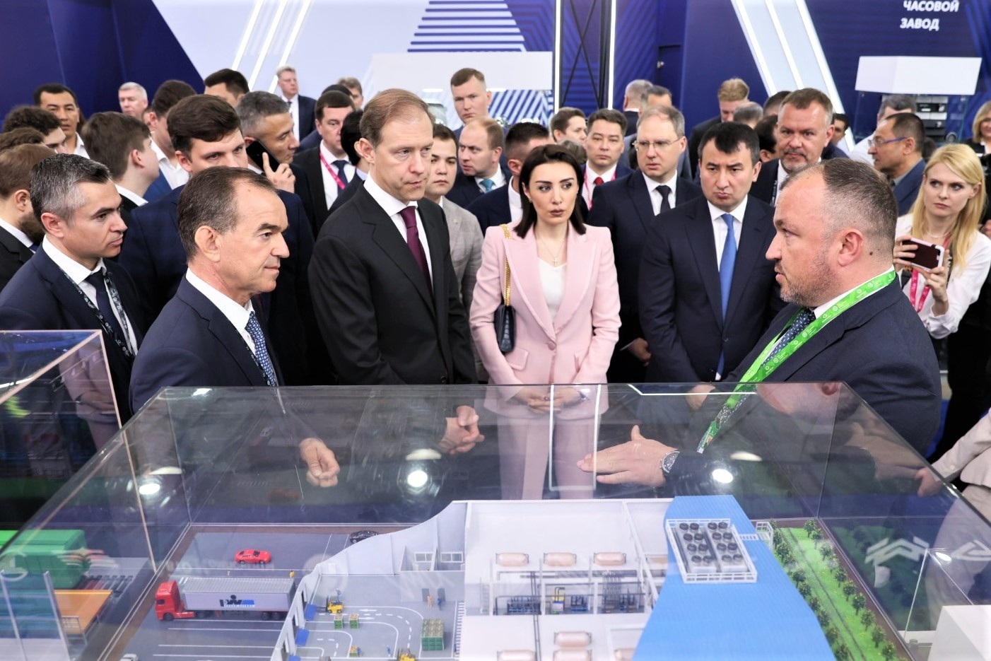 Заместитель Председателя Правительства РФ - Министр промышленности и торговли РФ Денис Мантуров и вице-премьер Узбекистана Жамшид Ходжаев посетили стенд Краснодарского края