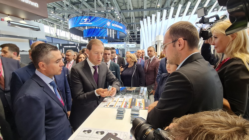 Стенд Кубани на выставке «Иннопром-2022» посетил глава Минпромторга РФ Денис Мантуров