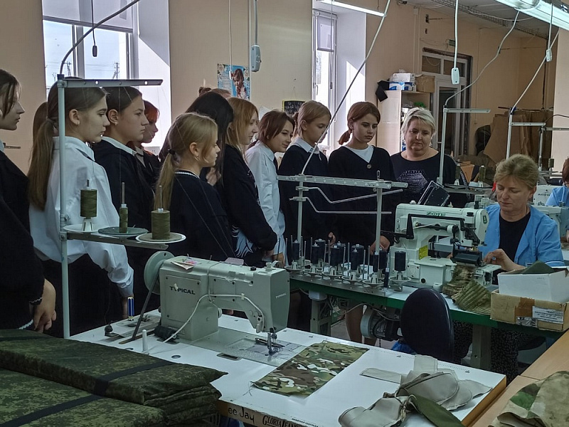 В Ленинградском районе провели профориентационный тур для школьников