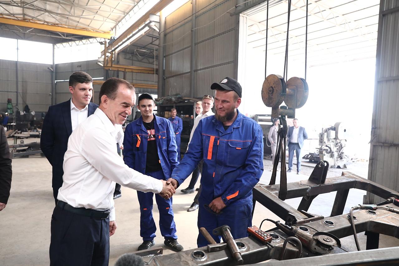 Вениамин Кондратьев посетил предприятие по производству сельхозоборудования в Новопокровском районе