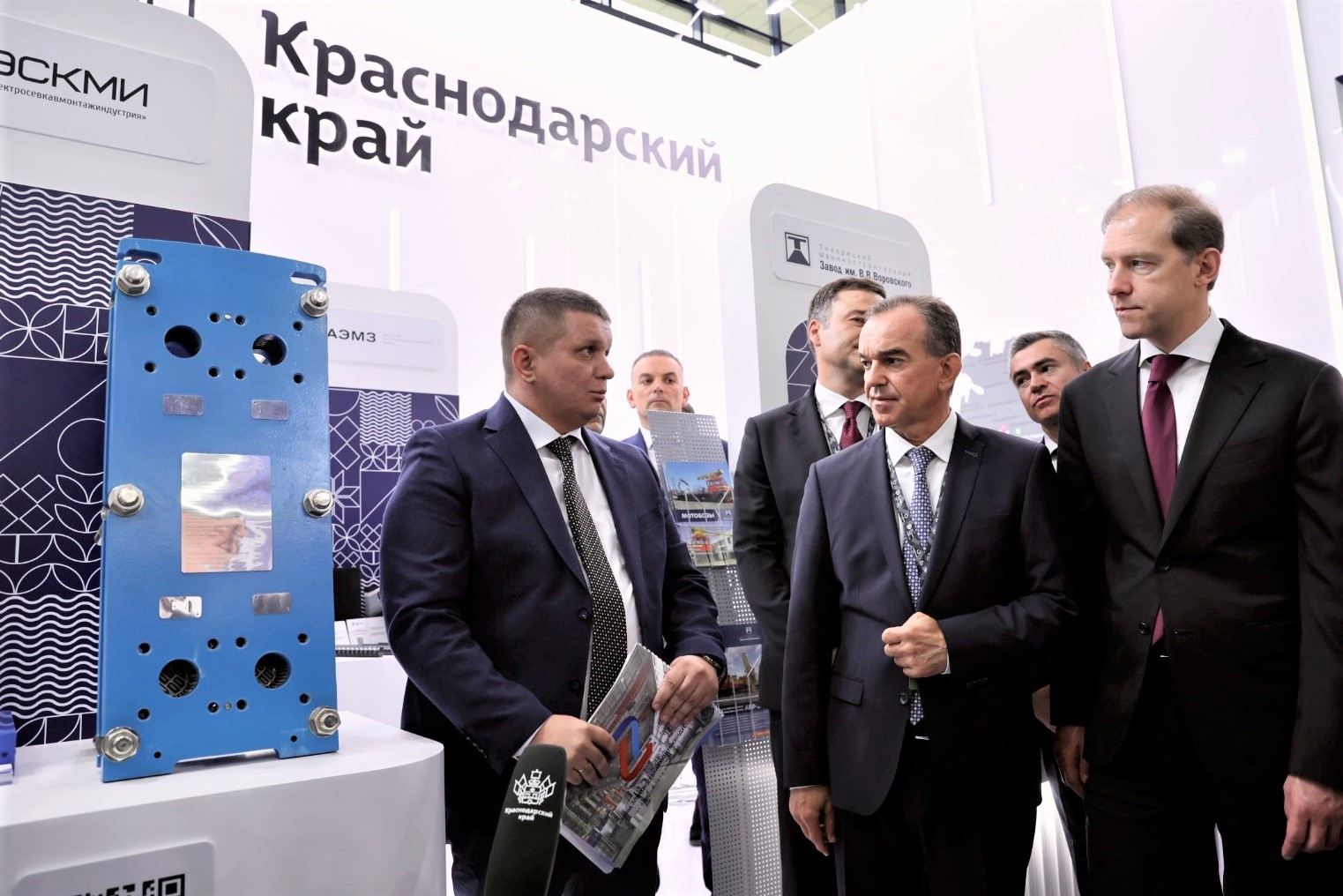 Заместитель Председателя Правительства РФ - Министр промышленности и торговли РФ Денис Мантуров и вице-премьер Узбекистана Жамшид Ходжаев посетили стенд Краснодарского края