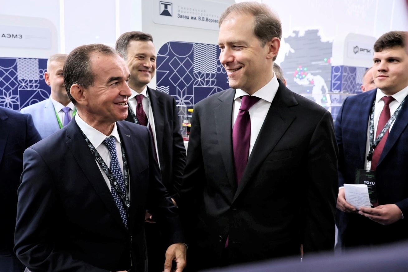 Заместитель Председателя Правительства РФ - Министр промышленности и торговли РФ Денис Мантуров и вице-премьер Узбекистана Жамшид Ходжаев посетили стенд Краснодарского края