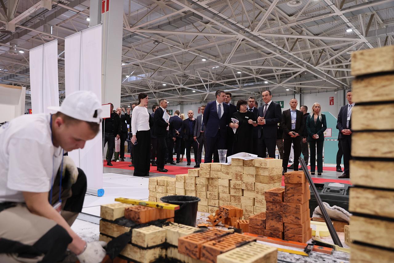 Вениамин Кондратьев осмотрел стенды самой крупной отраслевой выставки на юге России «ЮгБилд»