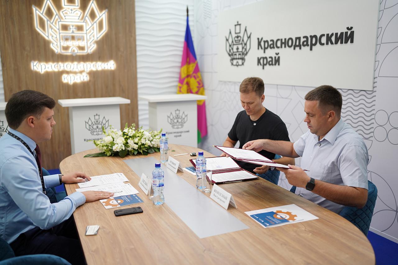 Участники экспозиции Кубани на выставке «Иннопром-2024» в Екатеринбурге заключили первые соглашения о поставках продукции